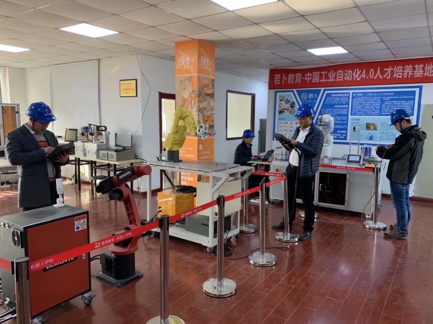 工埔教育新购入了工业机器人，给机器人学员实操！