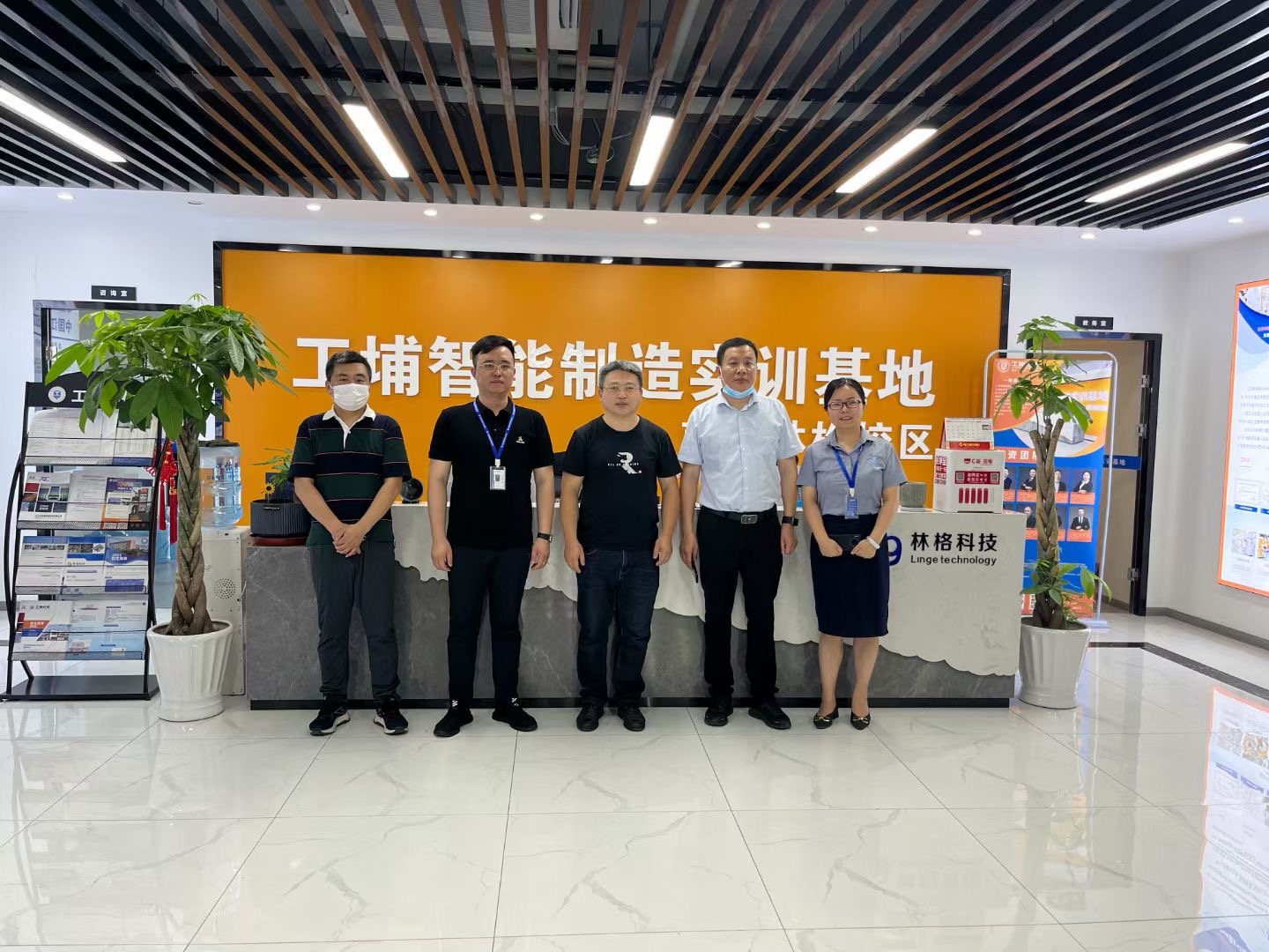 工埔教育|热烈欢迎南通科技学院机电学院张主任一行到访林格智能制造实训基地参观交流