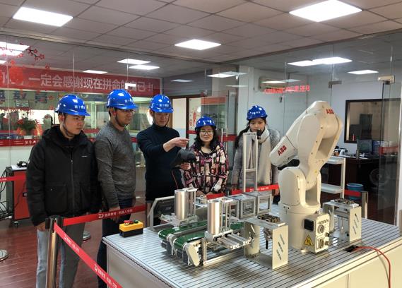 好消息：我们重金购买的ABB机器人实训平台到位了