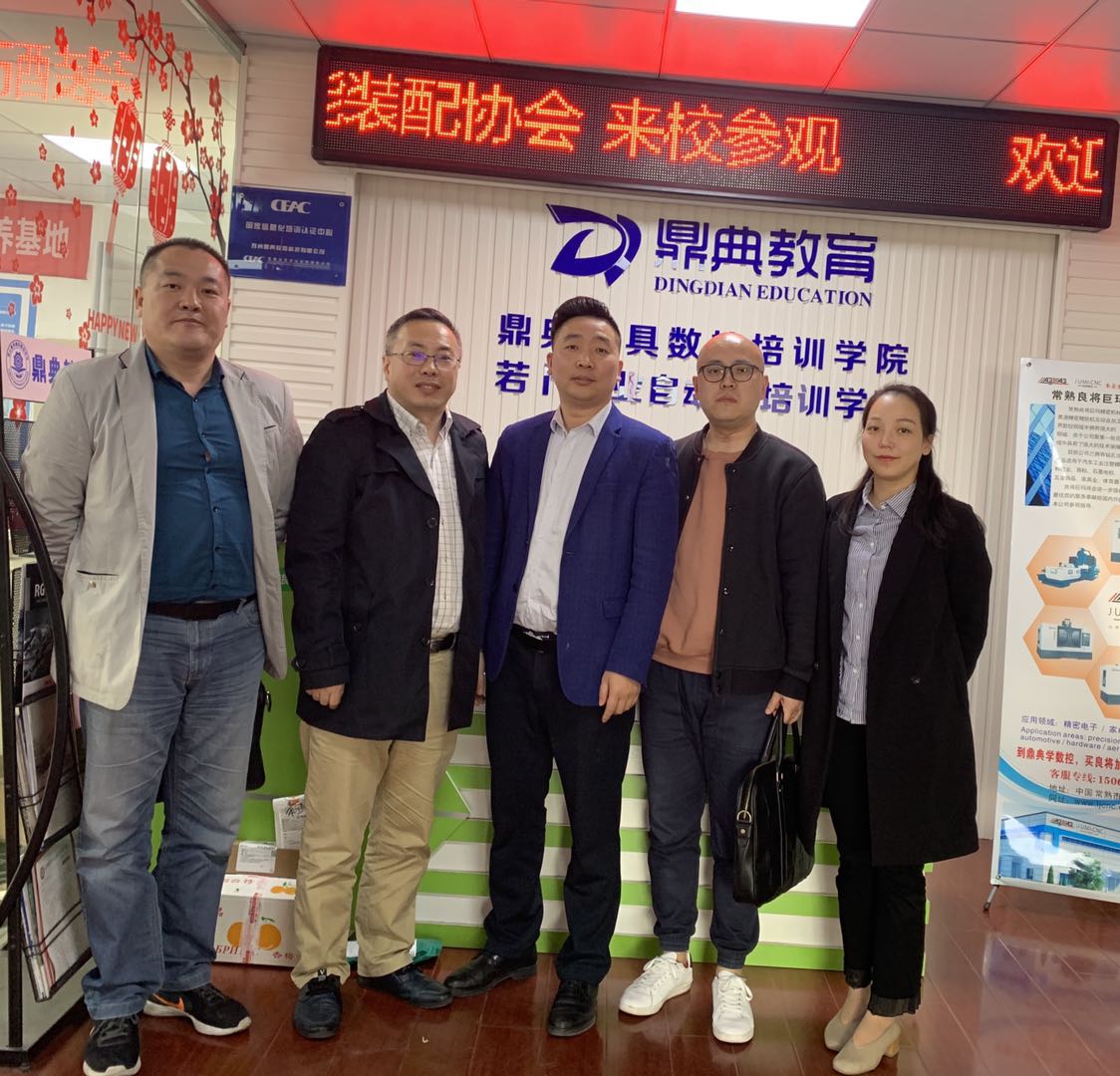 热烈欢迎嘉兴机器人与智能装备协会周副会长一行参观考察我校