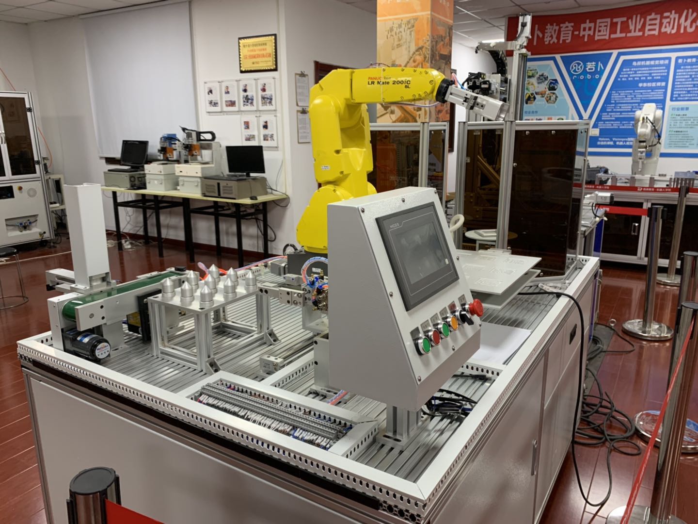 我校又一台发那科机器人实训平台到位了