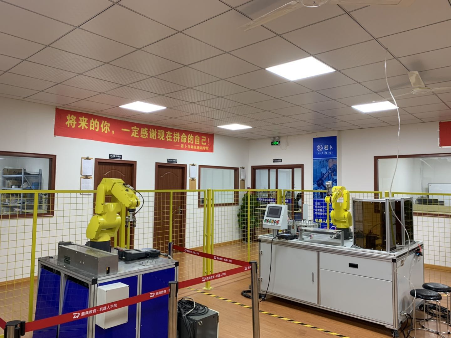 好消息：工埔教育新增加一台发那科6轴工业机器人