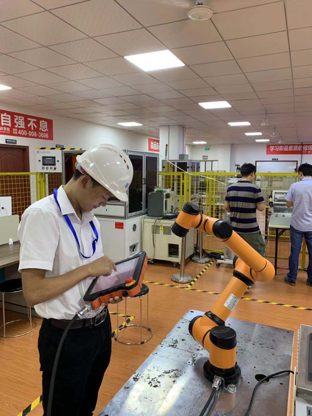 免费学习，校区新来一台遨博协作机器人，希望自己更值钱的私聊