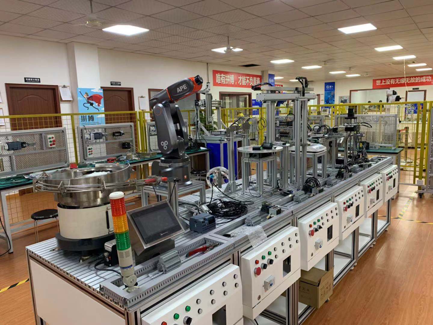 好消息：工埔自动化培训学院第二条机器人调试和PLC编程实训平台到位了